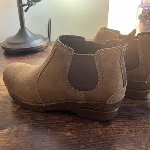 Dansko Size 37 Suede Booties